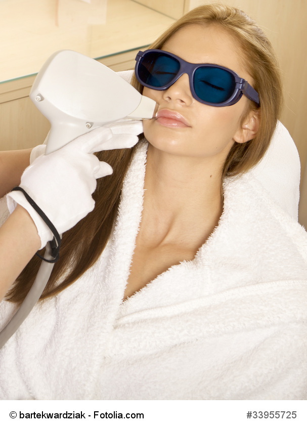 rofessionelle Haarentfernung mit dem Laser (Behandlung im Gesicht – Oberlippe) © bartekwardziak – Fotolia.com